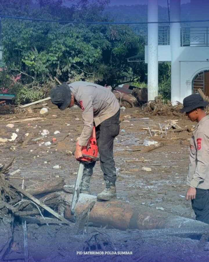 Satbrimob Polda Sumbar Bersihkan Masjid Jami’ Al-Ikhlas Terdampak Galodo di Arosuka Kabupaten Solok