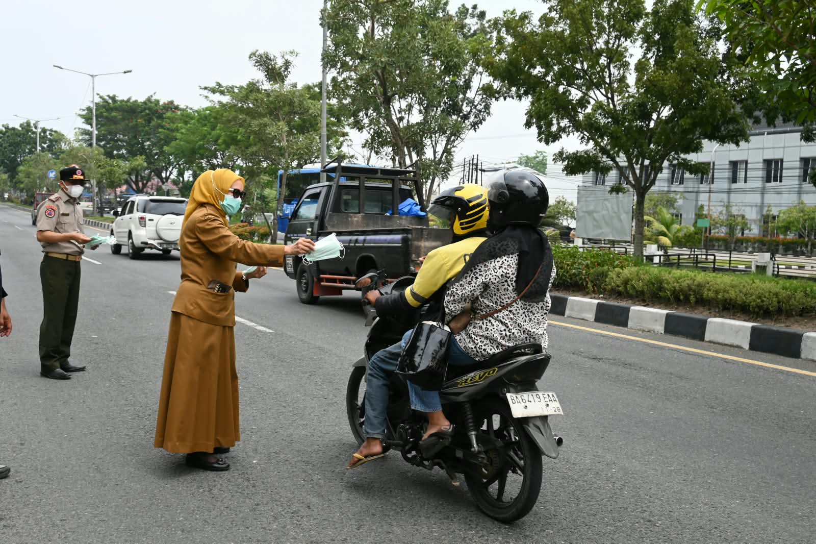 Kabut Asap di Padang: ISPU Sangat Tidak Sehat, 11.000 Masker Gratis Mulai Dibagikan Serentak!