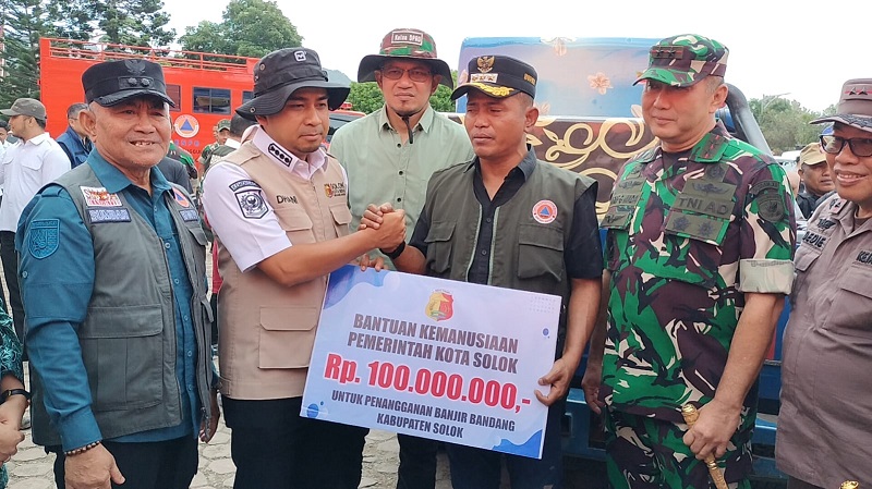 Pemko Solok Bantu Korban Galodo Arosuka, Salurkan Rp100 Juta dan Kerahkan 4 Damkar