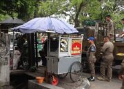 Parkir Sembarangan dan PKL Ganggu Ruang Publik, Satpol PP Padang Amankan 4 Kursi dan 2 Payung