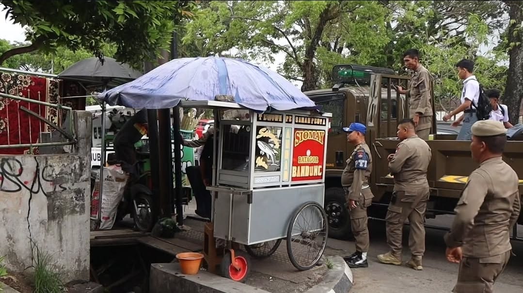 Parkir Sembarangan dan PKL Ganggu Ruang Publik, Satpol PP Padang Amankan 4 Kursi dan 2 Payung