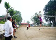 Bupati Tanah Datar Eka Putra meninjau kesiapan arena voli di Kompleks Perkantoran Pemda Tanah Datar