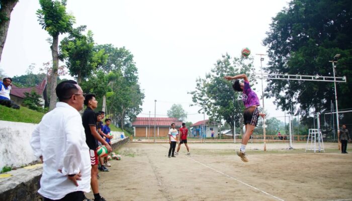 Bupati Tanah Datar Eka Putra meninjau kesiapan arena voli di Kompleks Perkantoran Pemda Tanah Datar