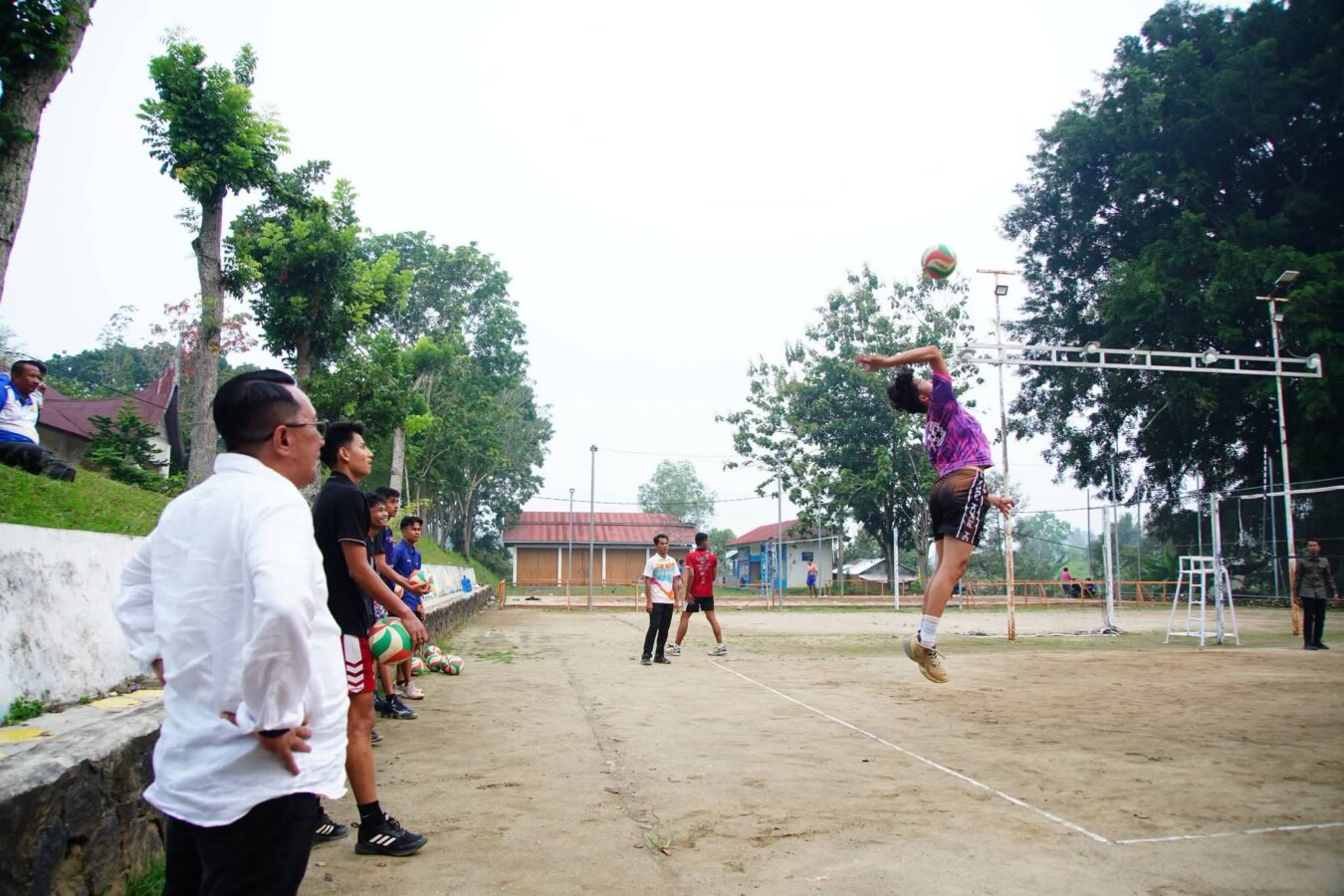 Bupati Tanah Datar Eka Putra meninjau kesiapan arena voli di Kompleks Perkantoran Pemda Tanah Datar
