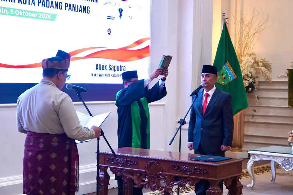 Hendri Arnis Lantik Doni Hendra Jadi Sekdako Padang Panjang, Diminta Tancap Gas Benahi Birokrasi