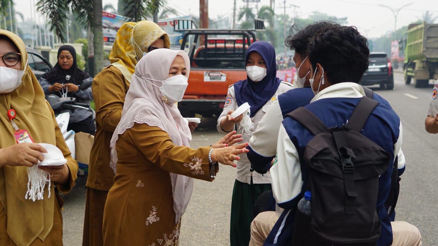 ISPU Dharmasraya 136, Pemkab Bagikan 5.000 Masker Imbas Kabut Asap