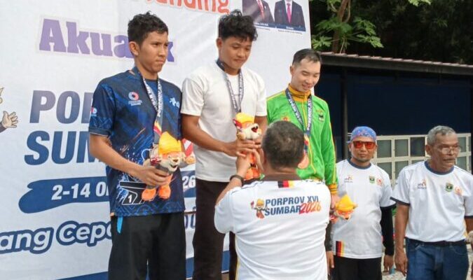 8 Tahun Menanti, Zikri Akhman Persembahkan Emas Pertama Renang Padang di Porprov