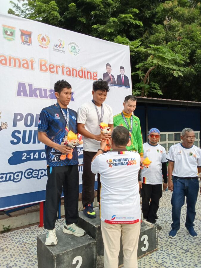 8 Tahun Menanti, Zikri Akhman Persembahkan Emas Pertama Renang Padang di Porprov